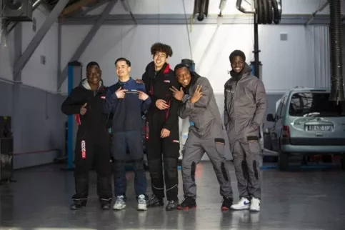 Un groupe de jeunes en formation dans le garage d'application 