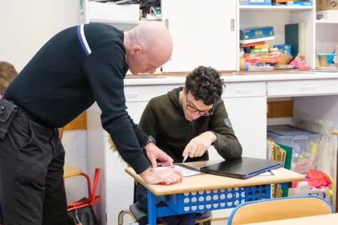 Au sein d'une classe ULIS, l'enseignement accompagne un jeune dans son travail