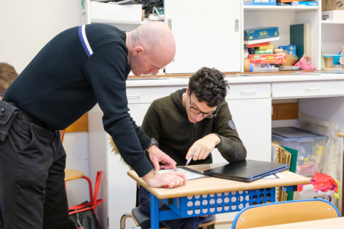 Au sein d'une classe ULIS, l'enseignement accompagne un jeune dans son travail