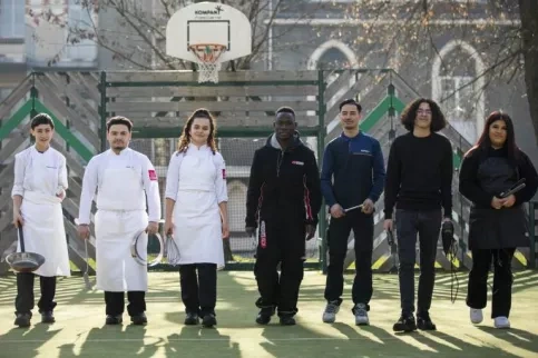 Plusieurs jeunes appartenant à l'établissement Poullart des Places représentant chaque domaine de métier