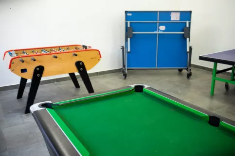 L'internat du campus mis en valeur avec un babyfoot, un billard et une table de ping-pong.