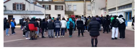 Regroupement de jeunes au sein de l'établissement